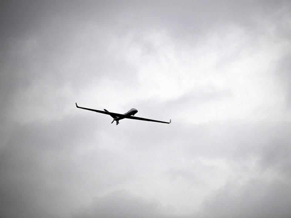 Über mehreren Flughäfen wurden Drohnen gesichtet (Symbolbild)