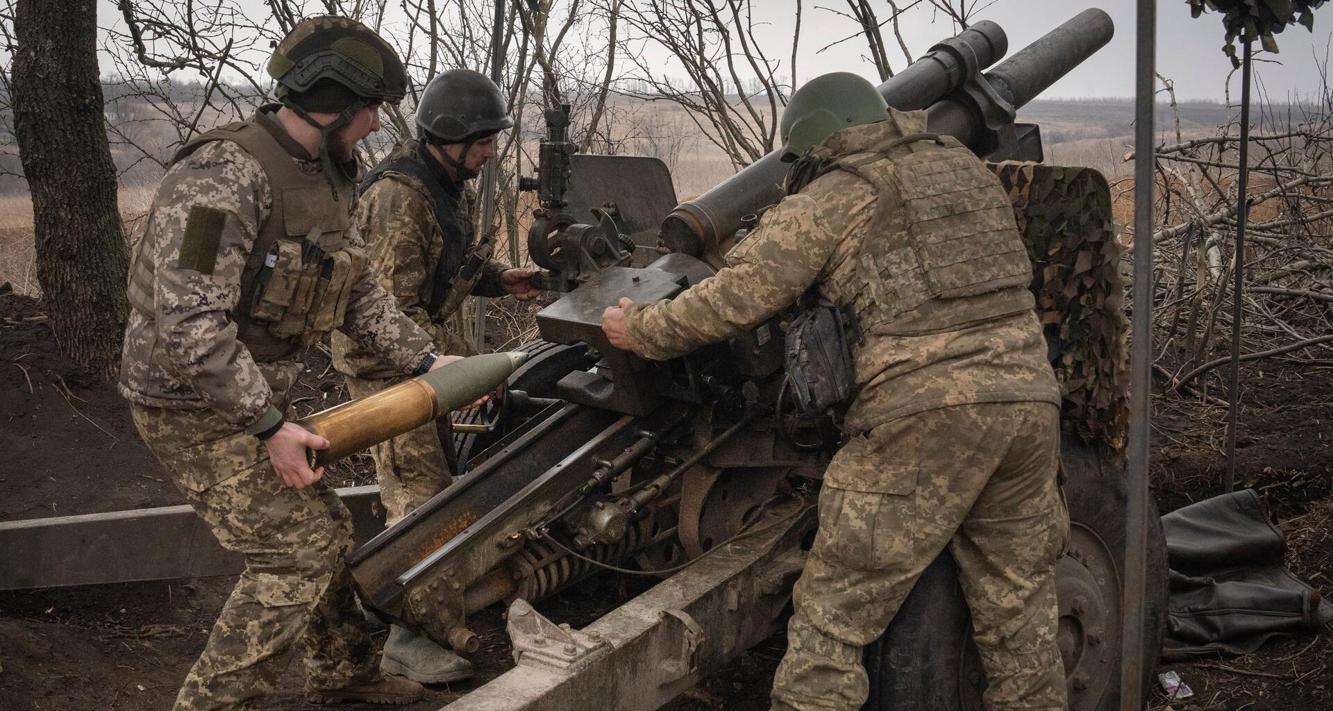 Ukrainische Soldaten der 71. Jägerbrigade feuern eine Haubitze M101 auf russische Stellungen an der Frontlinie.