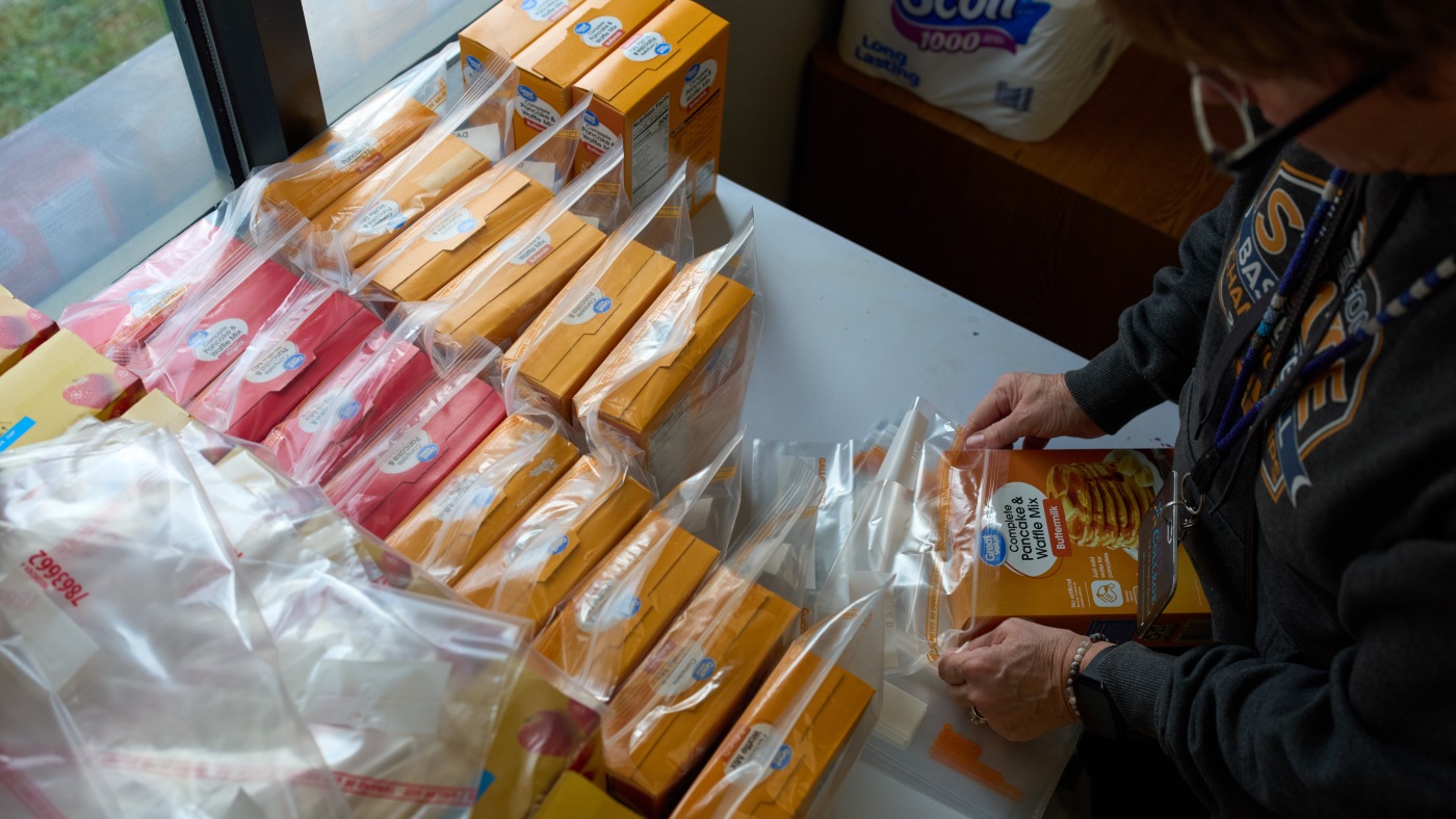 Trump admin directs states to ‘undo’ full November SNAP benefits : NPR