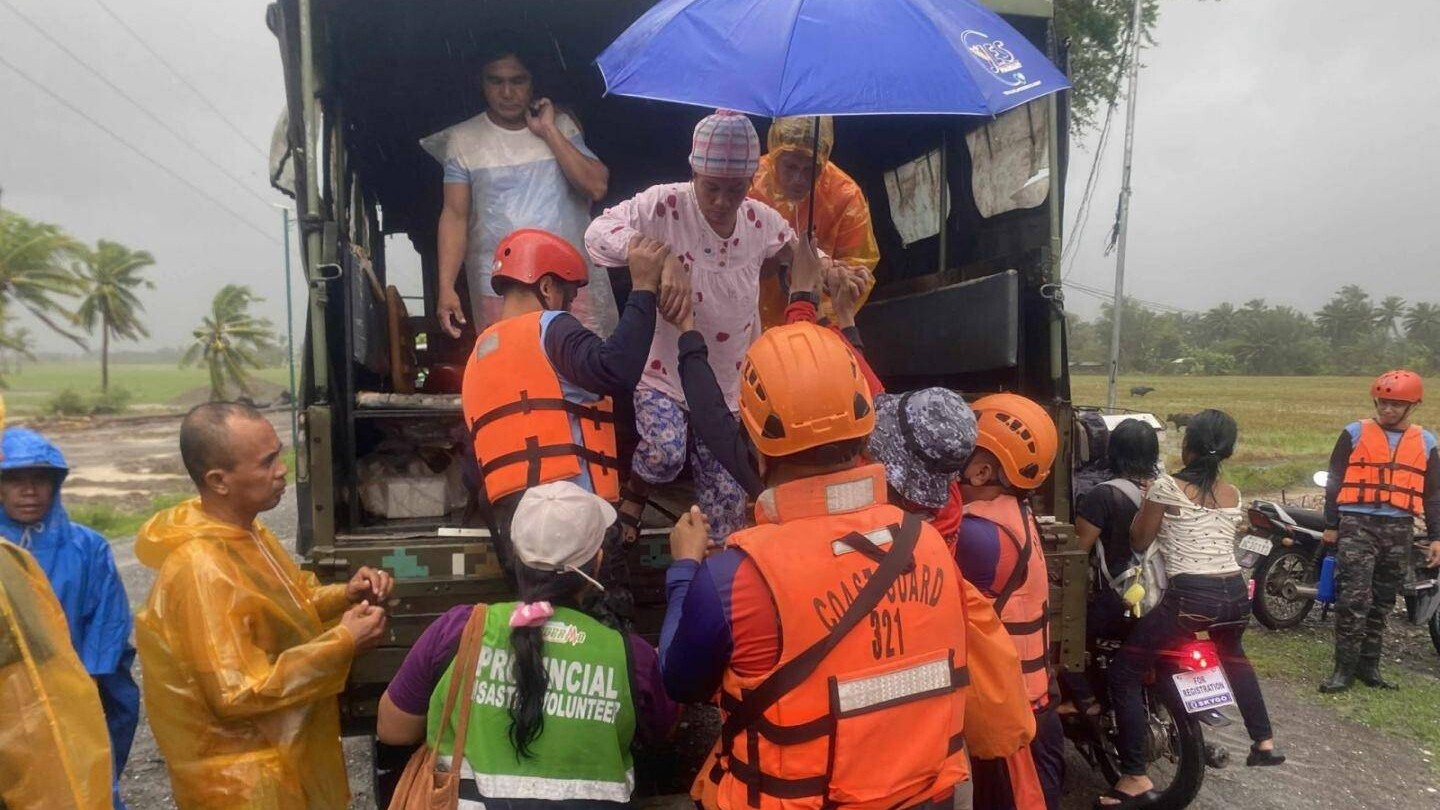 Super typhoon Fung-wong hits Philippines, forces mass evacuations