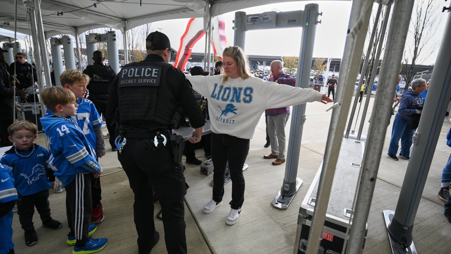 Trump would be 1st sitting US president at regular-season NFL game since 1978