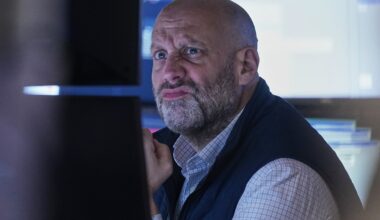 Wall Street marks its first weekly loss in the last 4