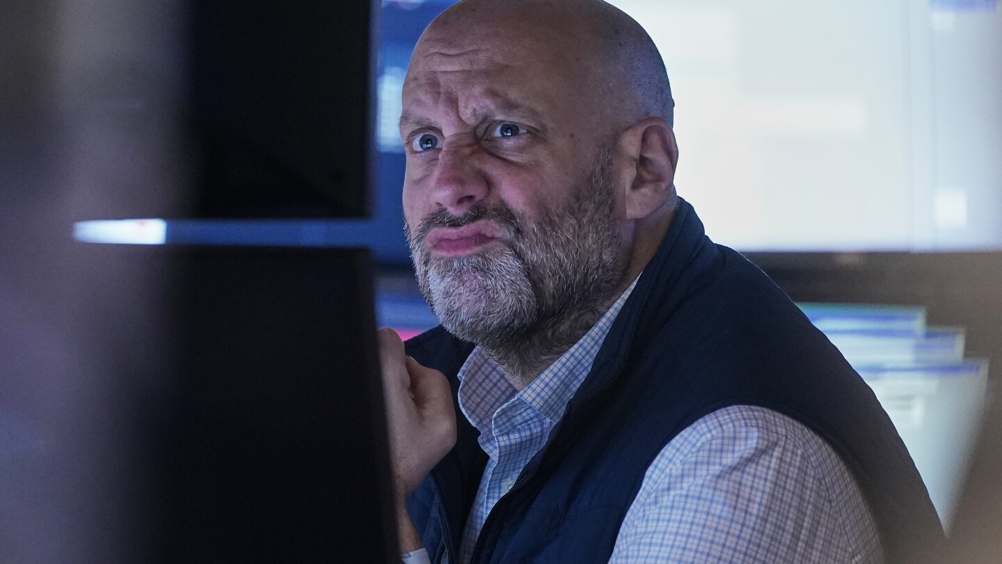 Wall Street marks its first weekly loss in the last 4