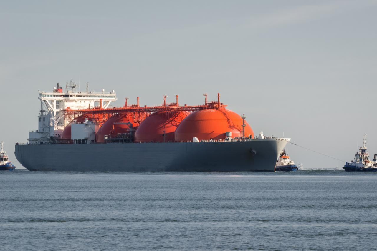 View of a liquefied natural gas (LNG) carrier escorted by tugboats at sea, accessed on Nov. 21, 2025. (Adobe Stock Photo)