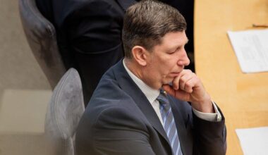 Dėl Nedzinsko neliečiamybės nebalsavę politikai: davė interviu, įstrigo prie kavos aparato