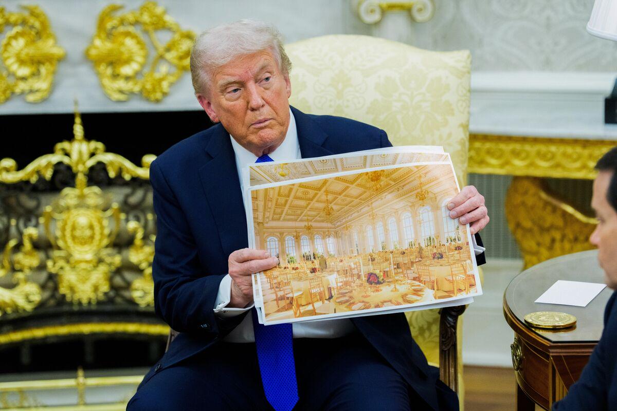 Trump’s 90,000-Square-Foot Ballroom Plan Puzzles the Experts