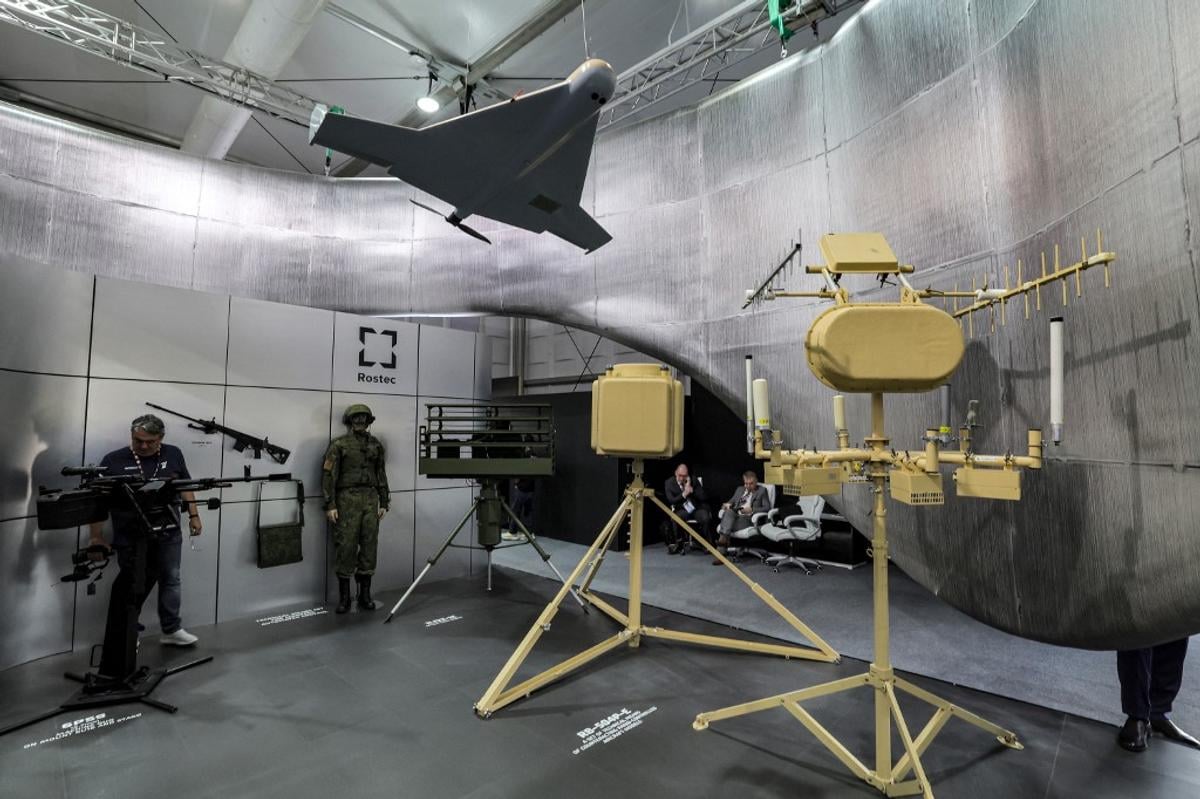 Russian Arms Exports Dip by Half, Kremlin Arms Exec Admits