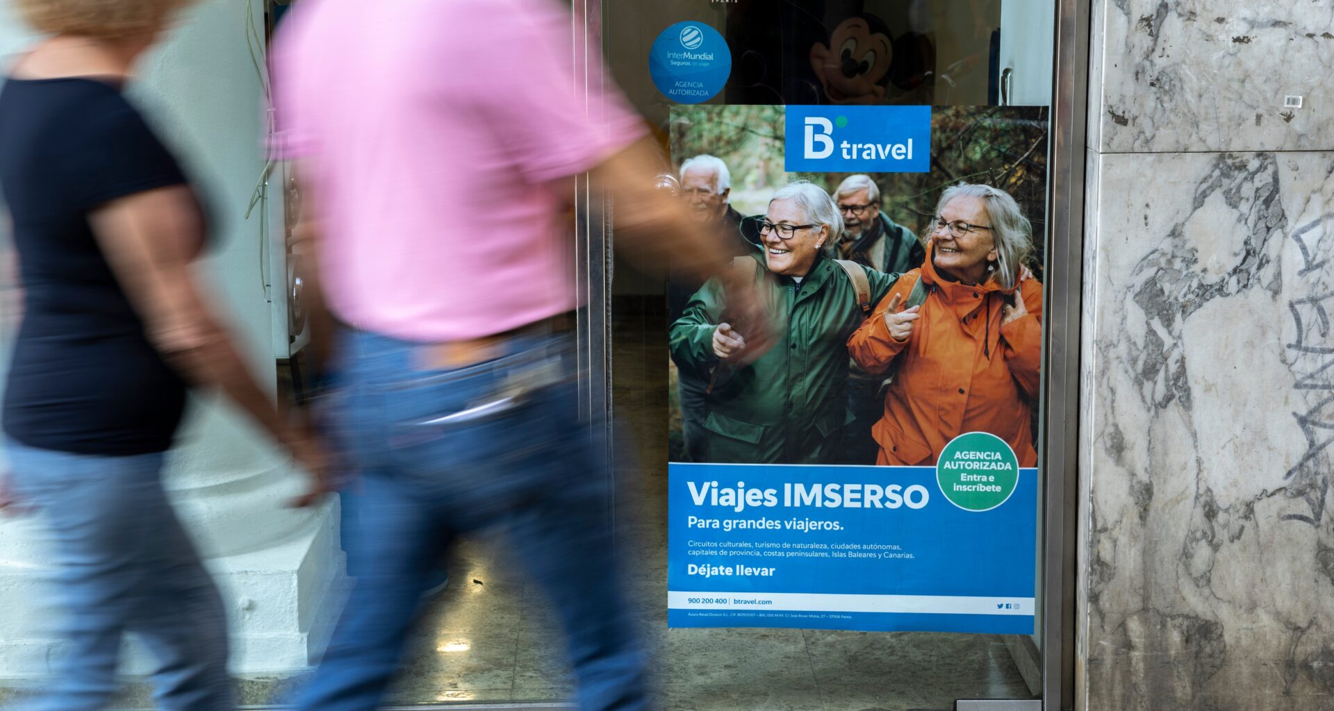 Cuánto dinero gana un agente de viajes en España en 2025: salario base y complementos