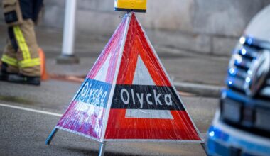 Buss har kört in i busskur i centrala Stockholm – uppgifter om flera döda