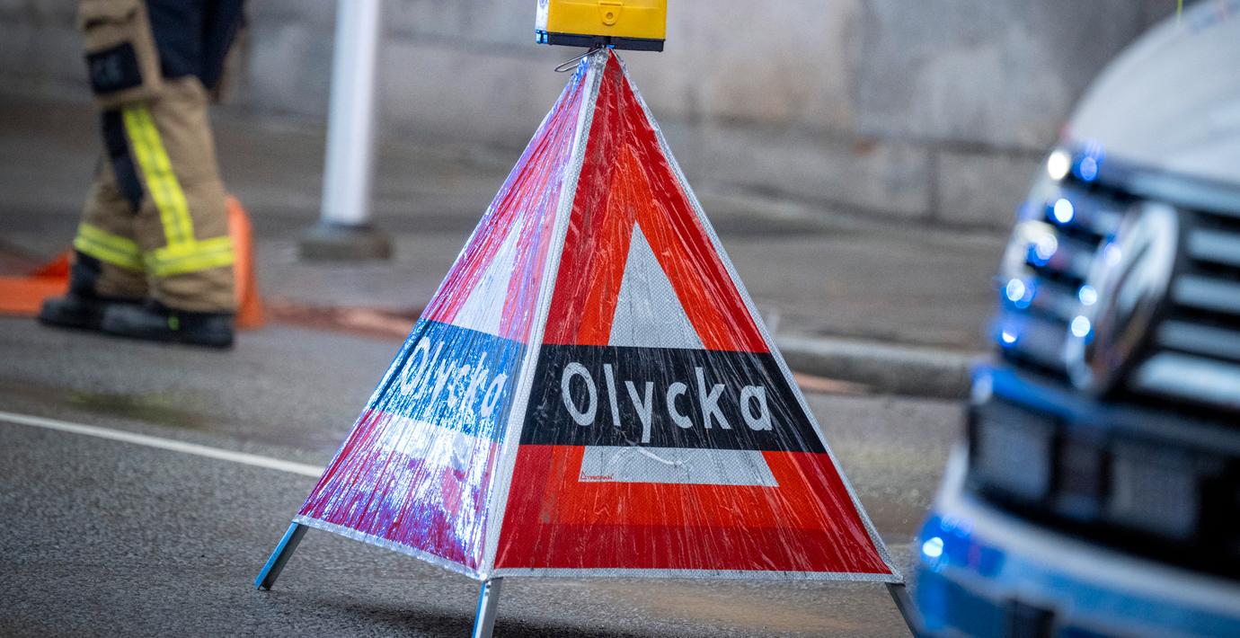 Buss har kört in i busskur i centrala Stockholm – uppgifter om flera döda