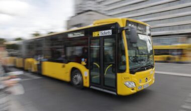 Busfahrer am Kopf verletzt: Jugendliche werfen 28-Kilo-Platte auf Windschutzscheibe von BVG-Bus
