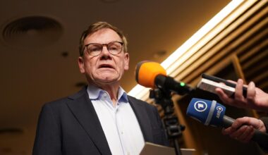 Außenminister Johann Wadephul spricht in mehrere Presse-Mikrofone.