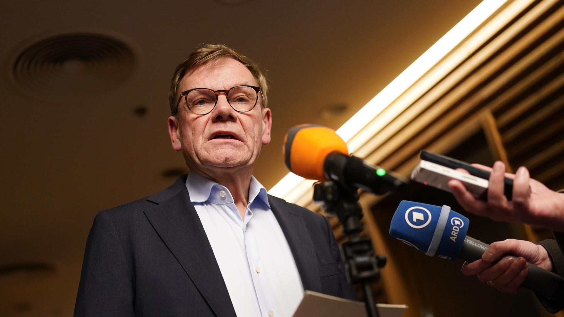 Außenminister Johann Wadephul spricht in mehrere Presse-Mikrofone.