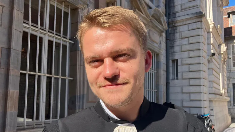 Kévin Louvet, avocat des Dr Jeangirard, Assila et de Bénédicte Boussard (patiente victime d'un arrêt cardiaque en avril 2009 à la polyclinique), lors du procès de Frédéric Péchier le 18 septembre 2025 à Besançon.