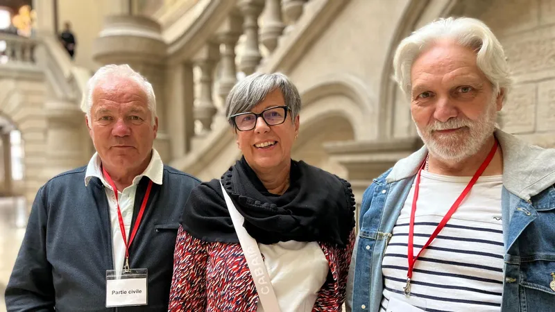 La famille de Bertrand Collette, dont les membres se sont constitués partie civile dans le procès de l'anesthésiste Frédéric Péchier. À gauche Philippe et à droite Jean-Pascal, les deux frères de Bertrand Collette. Au centre, la femme de Philippe Collette.