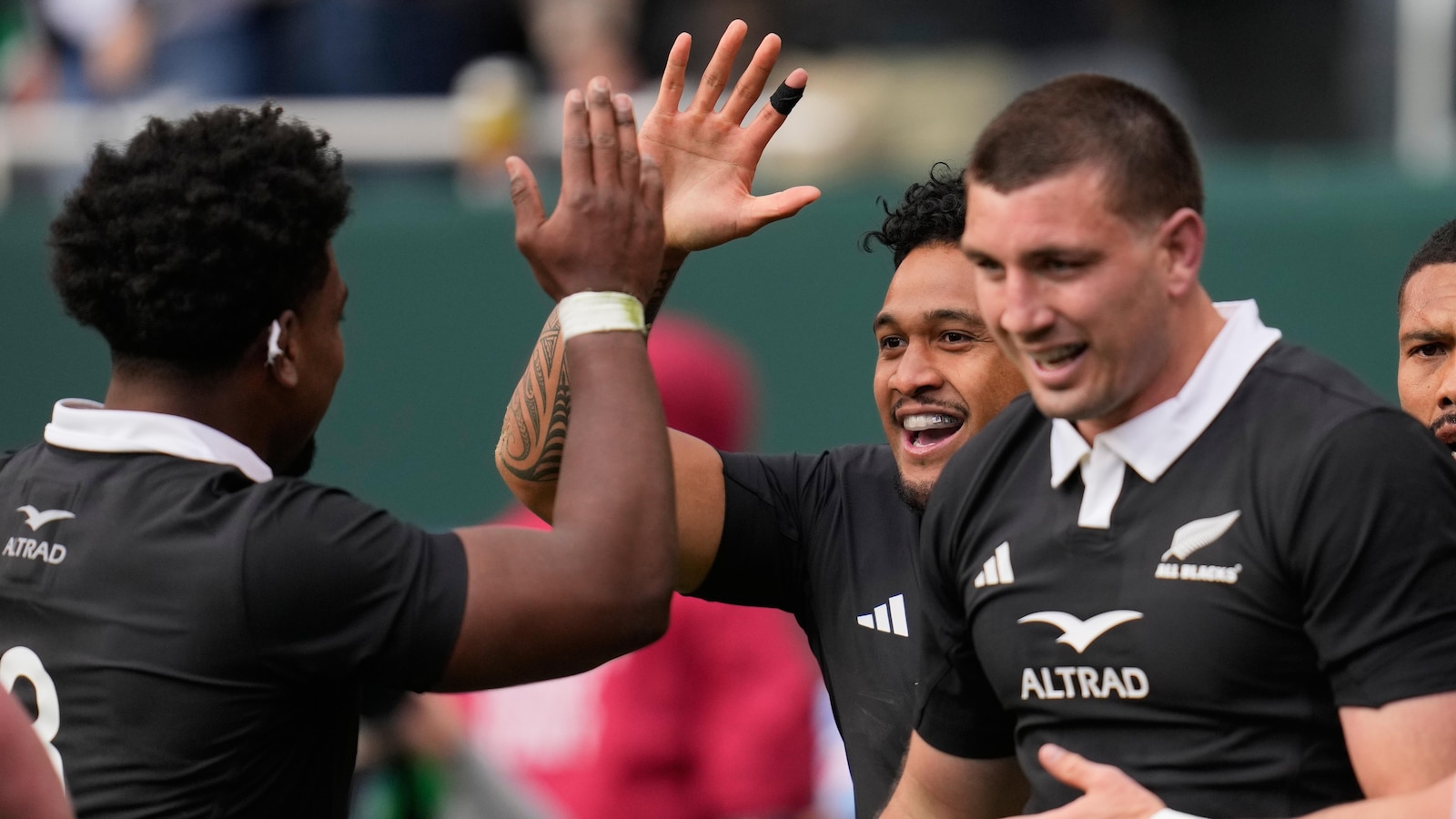 New Zealand rallies with three late tries to beat Ireland 26-13 at Soldier Field