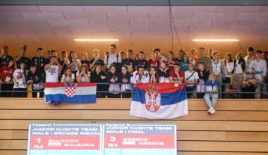 FOTO Najbolja poruka maskiranima. Mladi hrvatski i srpski karatisti istaknuli obje zastave i danas navijaju - zajedno