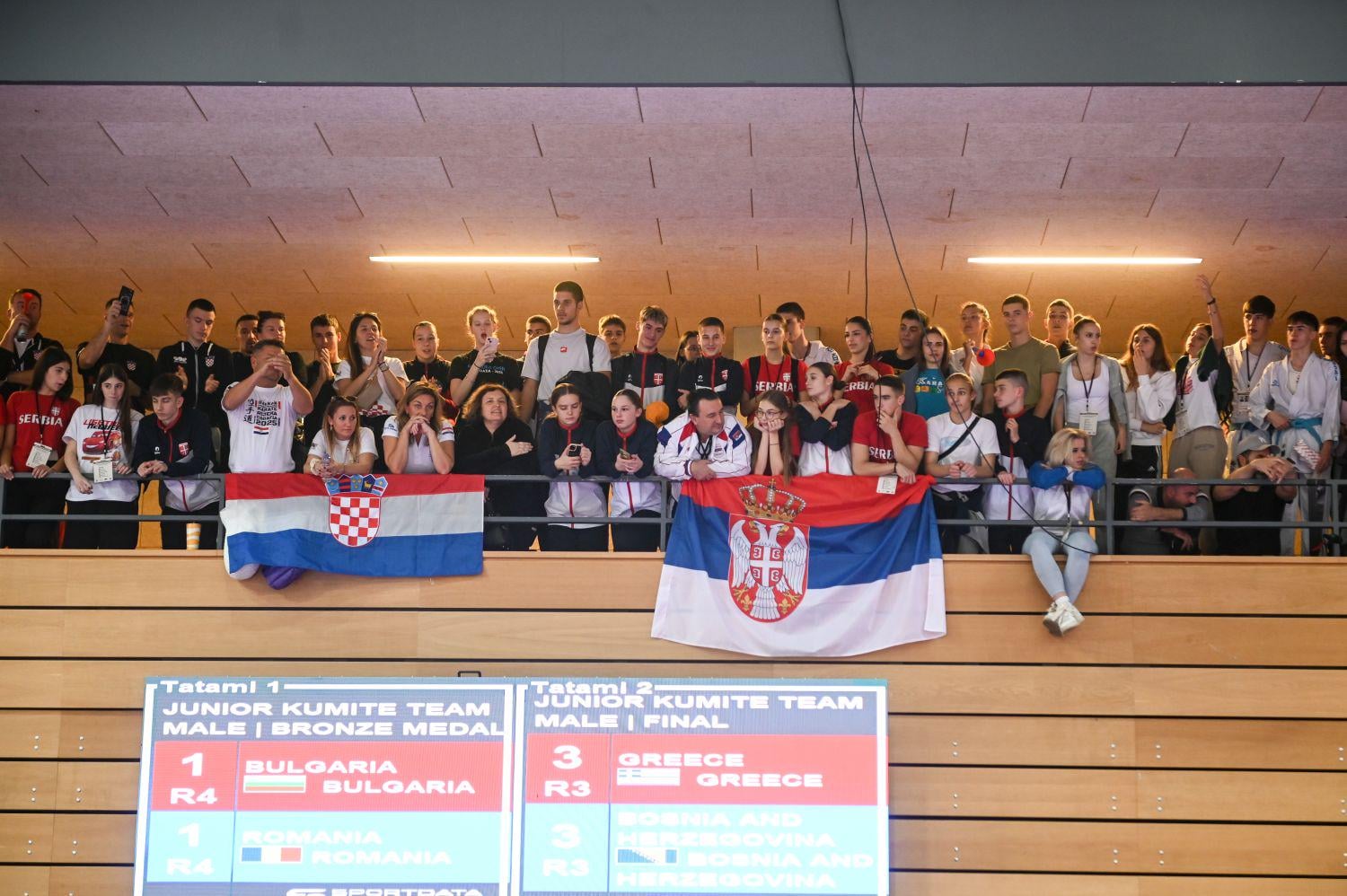 FOTO Najbolja poruka maskiranima. Mladi hrvatski i srpski karatisti istaknuli obje zastave i danas navijaju - zajedno