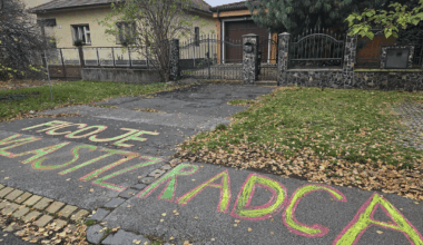 Kto chce mat do 10 minut umyte auto staci popisat kriedou