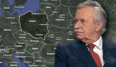 Generał Leon Komornicki w garniturze, siedzący obok mapy Europy z widoczną Polską.