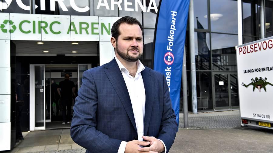 DF-profil med til mystisk skattely-event i Malaysia - En ganske eksklusiv konference om sælsomme investeringer og skatteplanlægning fik besøg af Dansk Folkepartis EU-parlamentariker, Anders Vistisen. Ekspert løfter øjenbryn, mens politikeren selv maner til ro