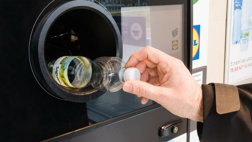 Společnost Lidl zavedla spolu s Kauflandem ve vybraných prodejnách pilotní projekt na vratný systém v únoru 2023. Ilustrační foto: Lidl