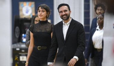 Zohran Mamdani, hier mit seiner Frau Rama Sawaf Duwaji bei der Stimmabgabe am Dienstag, wird neuer Bürgermeister in New York