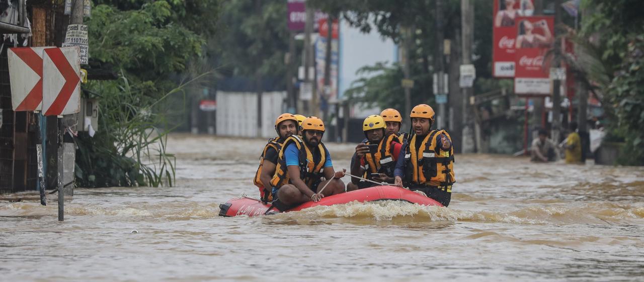 Rettungskräfte fahren auf überfluteten Straßen in einem Schlauchboot durch einen Vorort von Colombo, Sri Lanka | EPA Rettungskräfte fahren auf überfluteten Straßen in einem Schlauchboot durch einen Vorort von Colombo, Sri Lanka