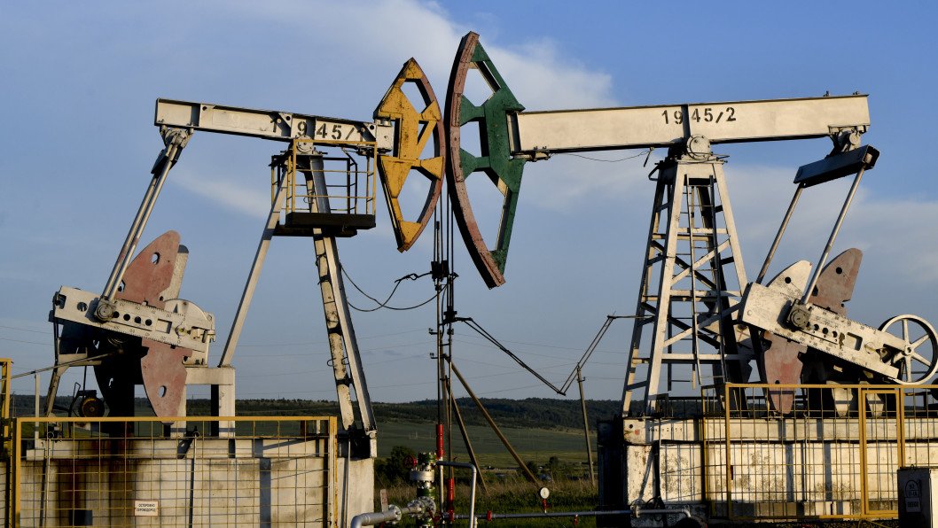 Russia’s Oil Revenues Are in a Free Fall: Down $25 Billion in 2025, Crude Sells for Half Price