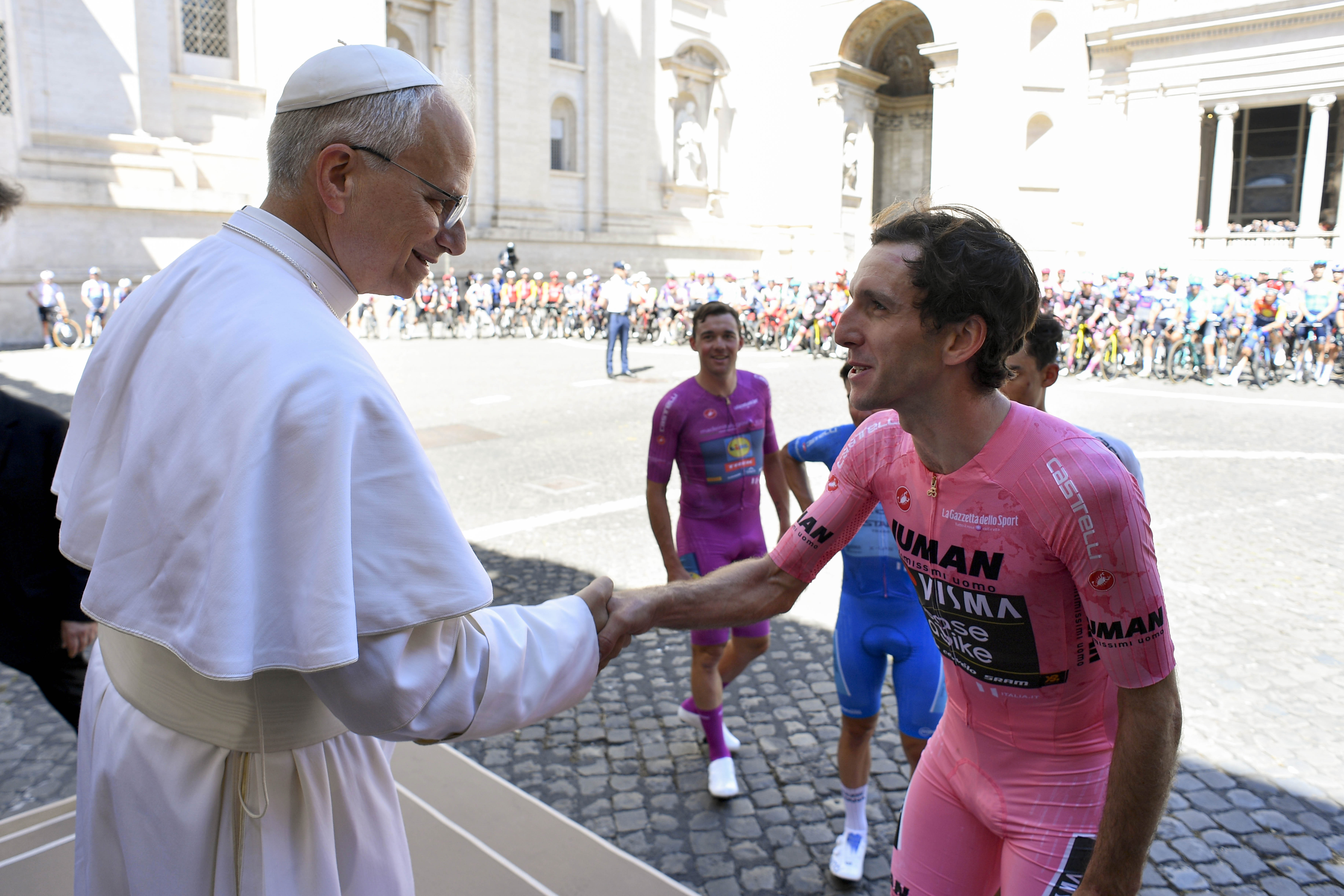 Pope Leo XIV greeting Giro d'Italia winner Simon Yates in Vatican City.