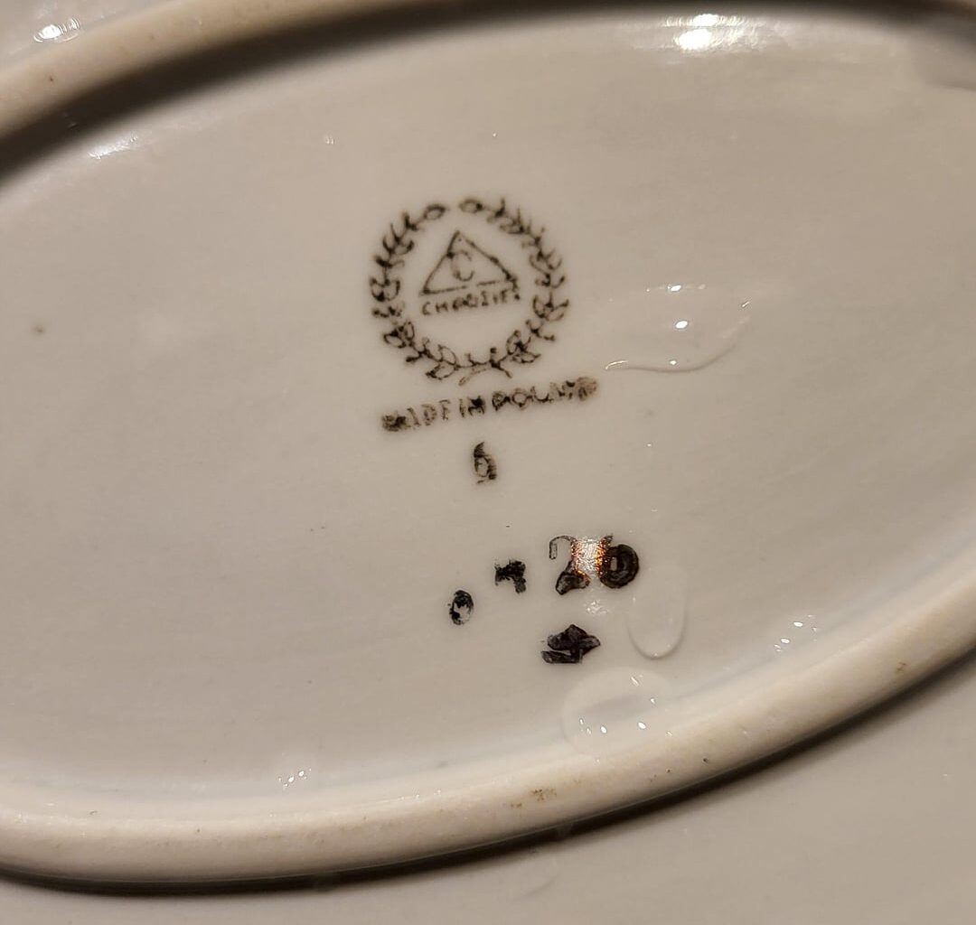 Broke my brother-in-law's, oval porcelain playe that he inharited from his late grandmother. Please help me identify it so I can hopefully replace it.