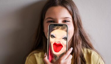 France seeks to ban social media for children under 15