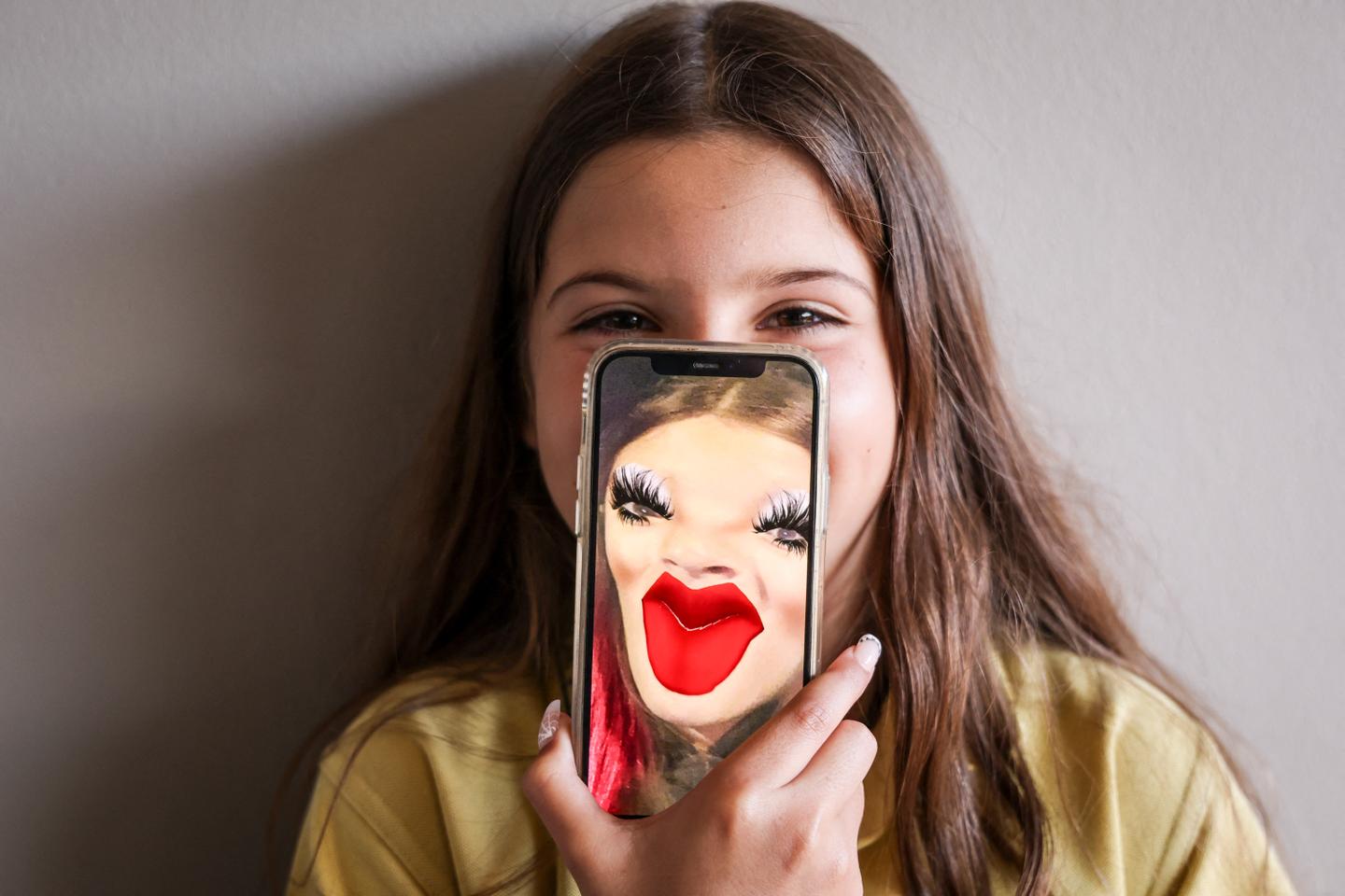 France seeks to ban social media for children under 15