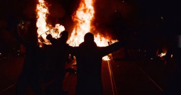 Огромен мирен протест в София: после качулки, огън, арести и погроми