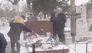 Nostalgicii comunismului au mers la mormântul lui Ceaușescu: au adus tablouri și au discutat despre politica vremii