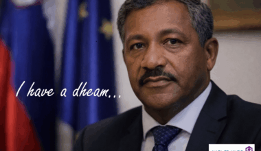 Karl, potem ko je nabil teze na vrata.