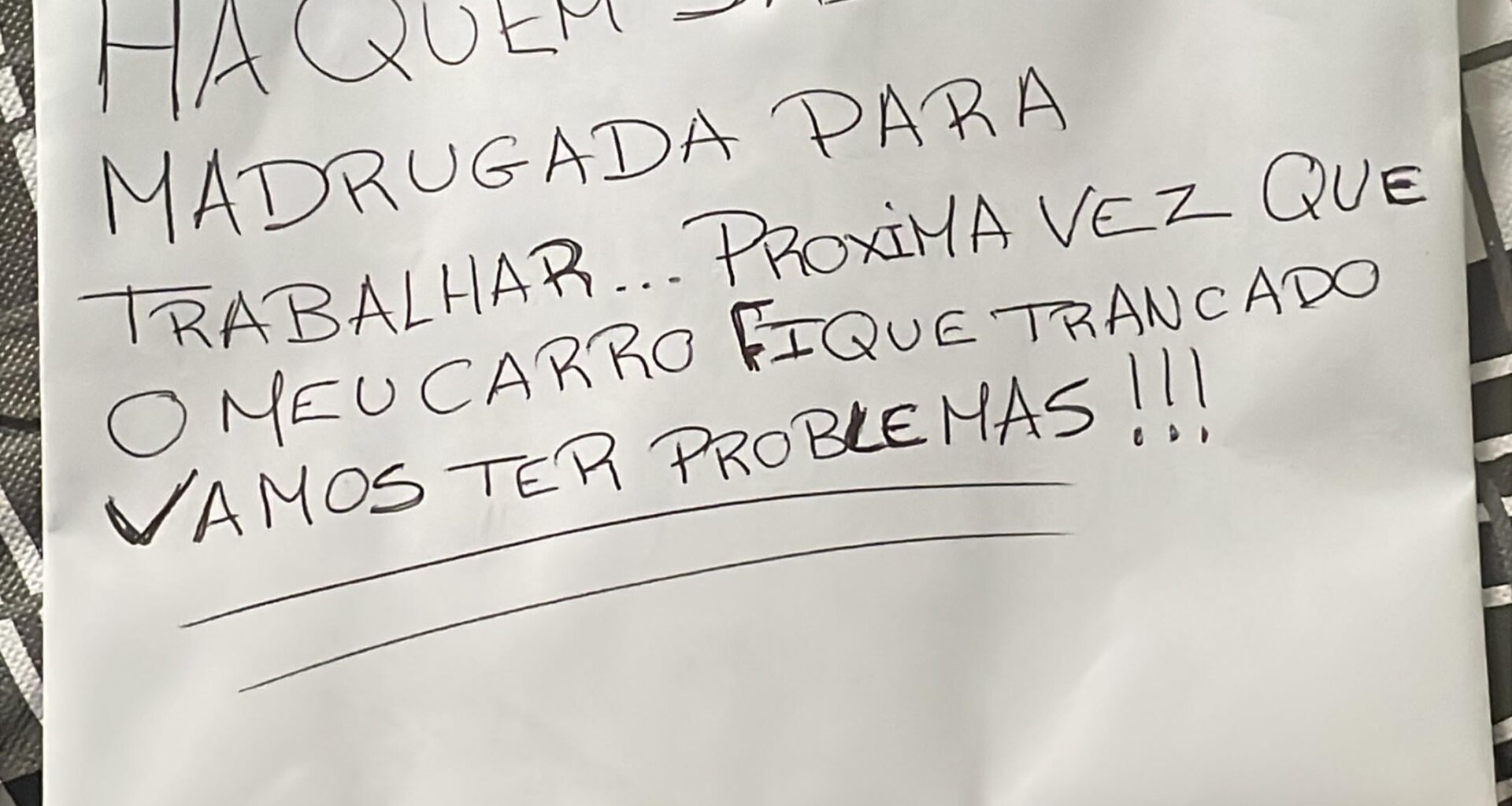 Deixaram-me este bilhete no pára-brisas do carro!