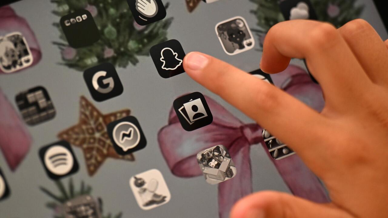 Anche la Francia si appresta a seguire il "modello Australia" e prepara l'entrata in vigore di un social media ban per i minori di 15 anni.