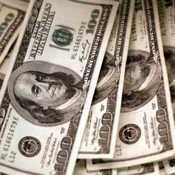 100-Dollar-Scheine liegen aufgefächert auf einem Tisch.