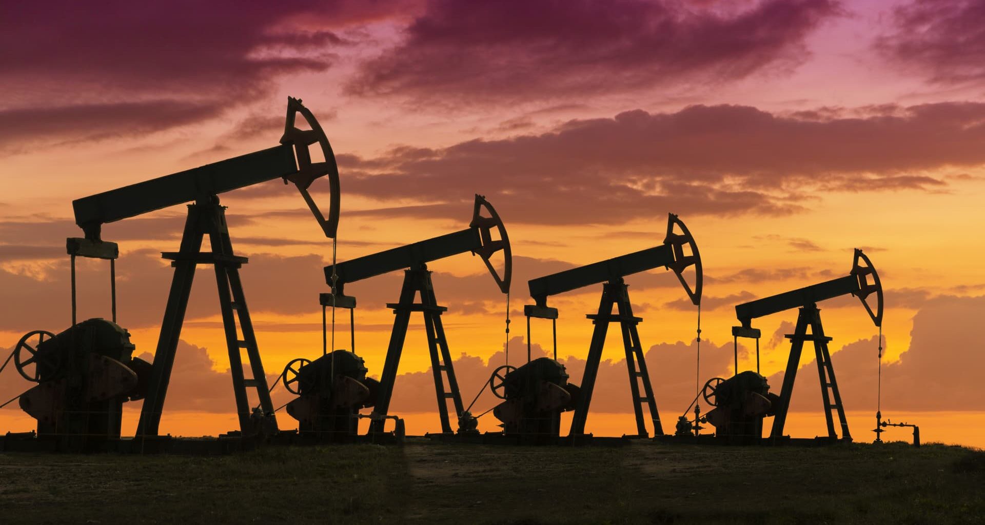 Oil rises for sixth session on U.S. data, geopolitical tension