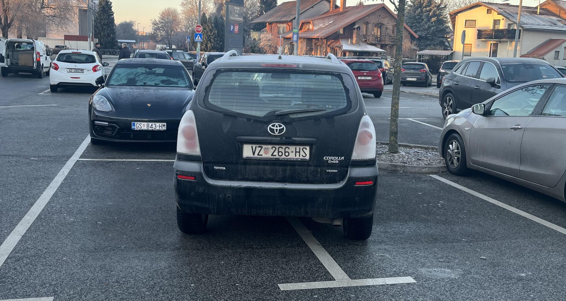 Dobro je parkiran, samo su crte pogrešno nacrtane.