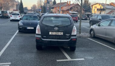 Dobro je parkiran, samo su crte pogrešno nacrtane.