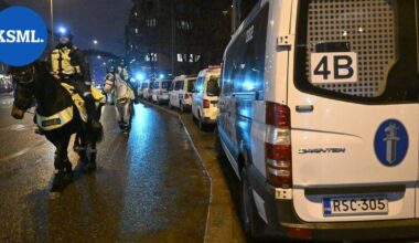 Silminnäkijä STT:lle: Naamioitunut joukkio työnsi ulkomaalaisen naisen katuun Töölöntorilla, poliisi ei puuttunut | Uutissuomalainen