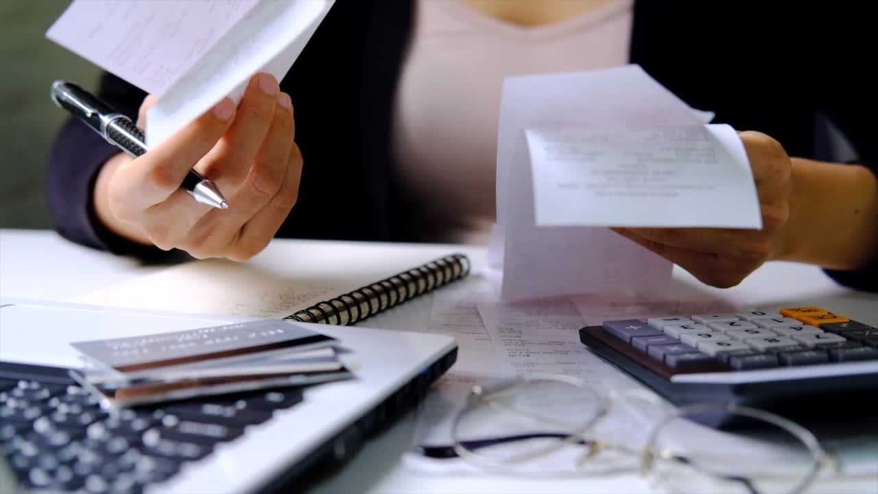 With increasing layoffs, financial experts say don't forget to manage your 401(k)