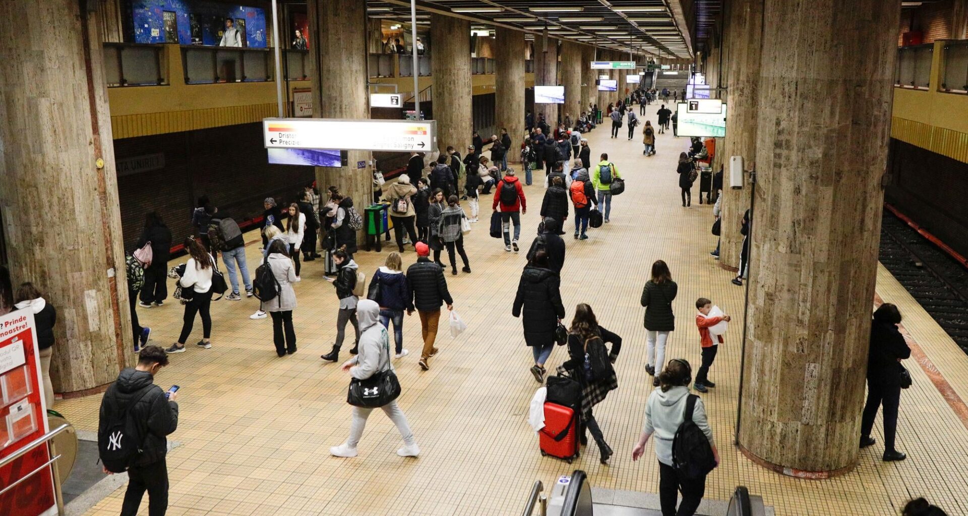 INTERVIU. Un profesor de istorie, uluit după ce în metroul din București a fost catalogat după haine: „Uite, așa arată un userist!” / „Pentru că aveam costum și cravată?” - HotNews.ro