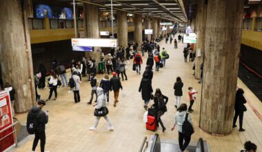 INTERVIU. Un profesor de istorie, uluit după ce în metroul din București a fost catalogat după haine: „Uite, așa arată un userist!” / „Pentru că aveam costum și cravată?” - HotNews.ro