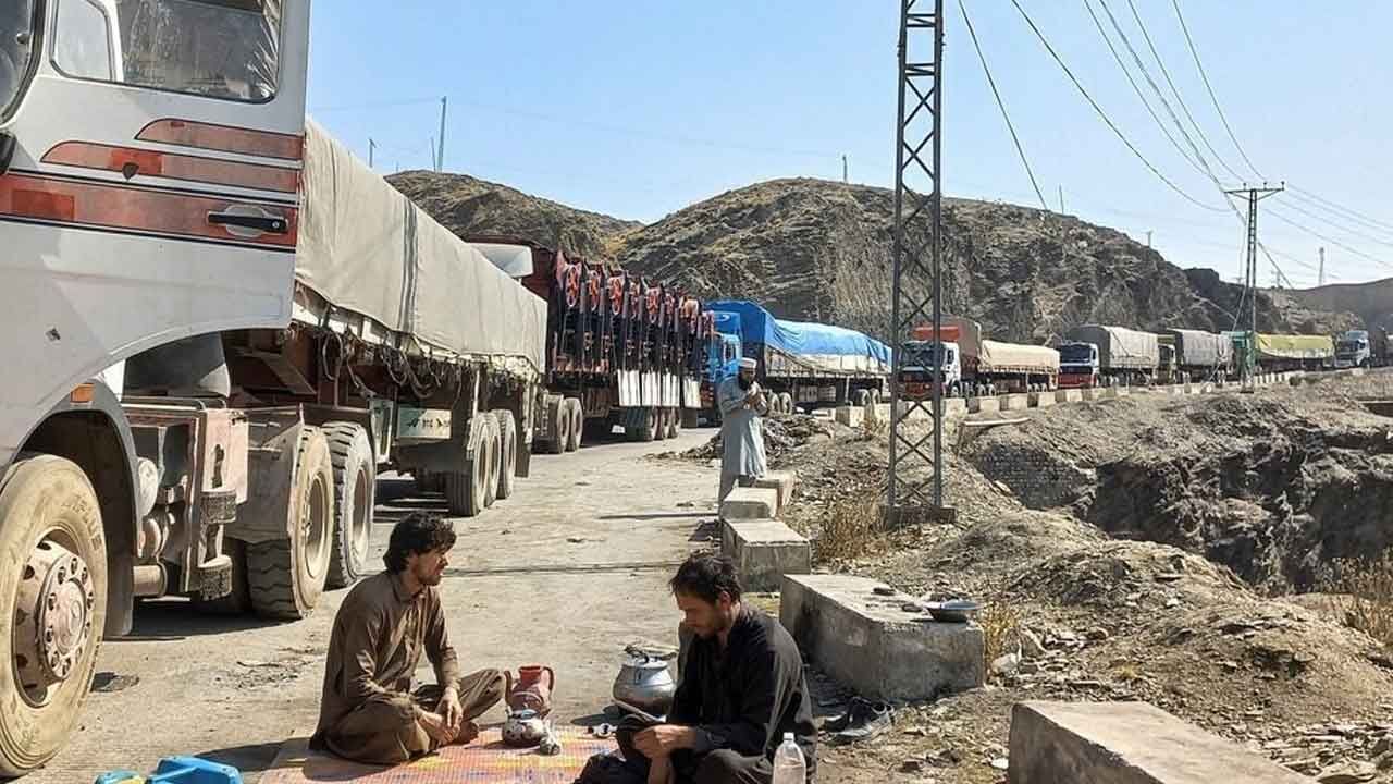 Pakistan’s Trade Freeze With Afghanistan Backfires, Harming Its Own Economy