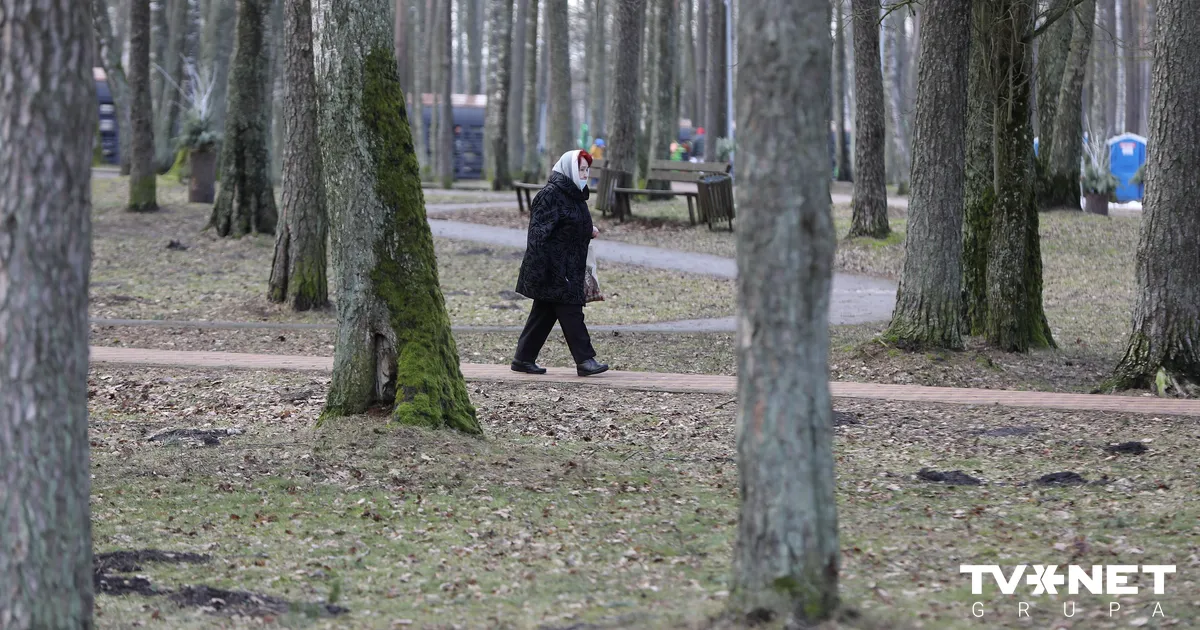 Pirmdien daudzviet Latvijā īslaicīgi līs un snigs
