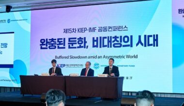 Sakai Ando, right, an economist in the International Monetary Fund (IMF)'s Asia and Pacific Department, speaks during an annual conference co-hosted by the Korea Institute for International Economic Policy (KIEP) and the IMF in Seoul, Tuesday. Courtesy of the KIEP