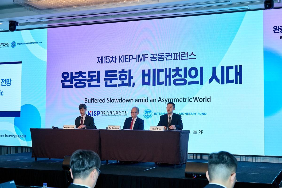 Sakai Ando, right, an economist in the International Monetary Fund (IMF)'s Asia and Pacific Department, speaks during an annual conference co-hosted by the Korea Institute for International Economic Policy (KIEP) and the IMF in Seoul, Tuesday. Courtesy of the KIEP